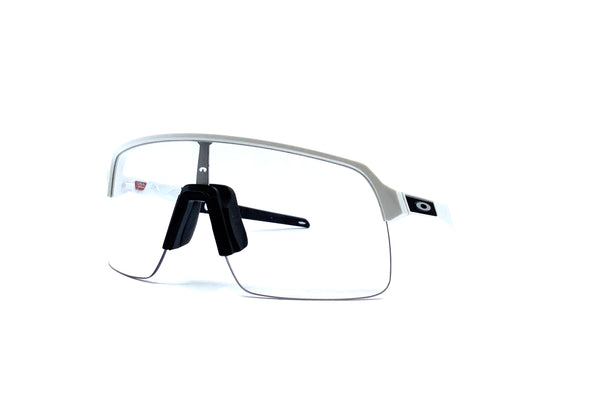 Oakley - Sutro Lite (Matte White | Clear to Black Iridium Photochromic)