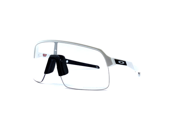 Oakley - Sutro Lite (Matte White | Clear to Black Iridium Photochromic)